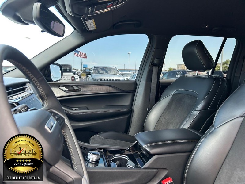 Jeep Grand Cherokee Vehicle Full-screen Gallery Image 9