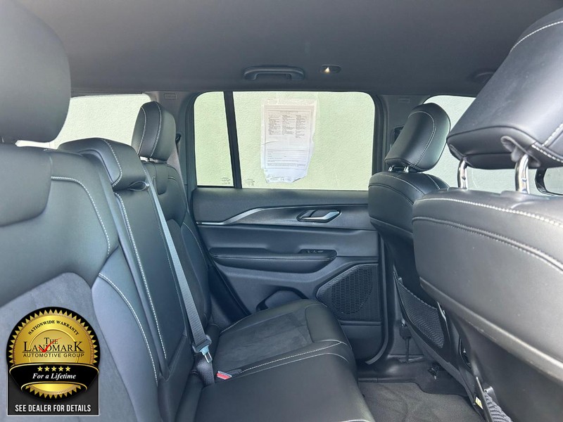 Jeep Grand Cherokee Vehicle Full-screen Gallery Image 15