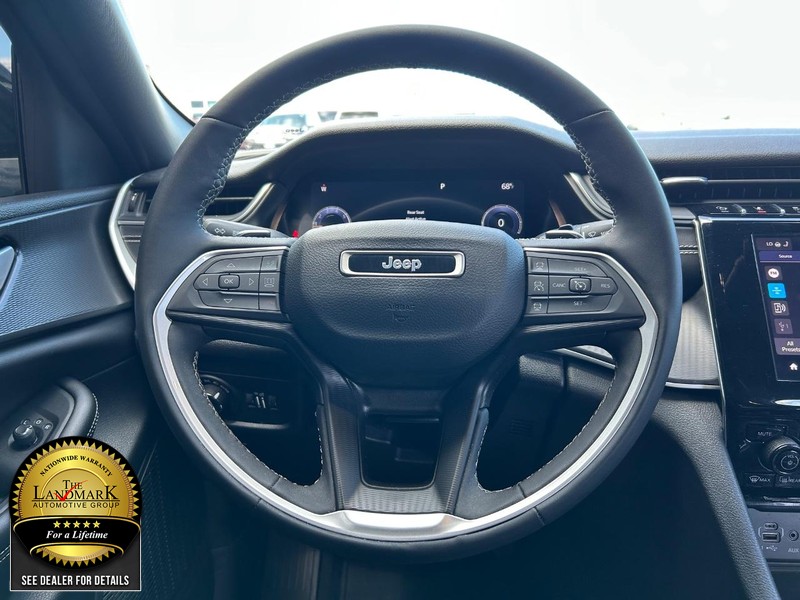 Jeep Grand Cherokee Vehicle Full-screen Gallery Image 17