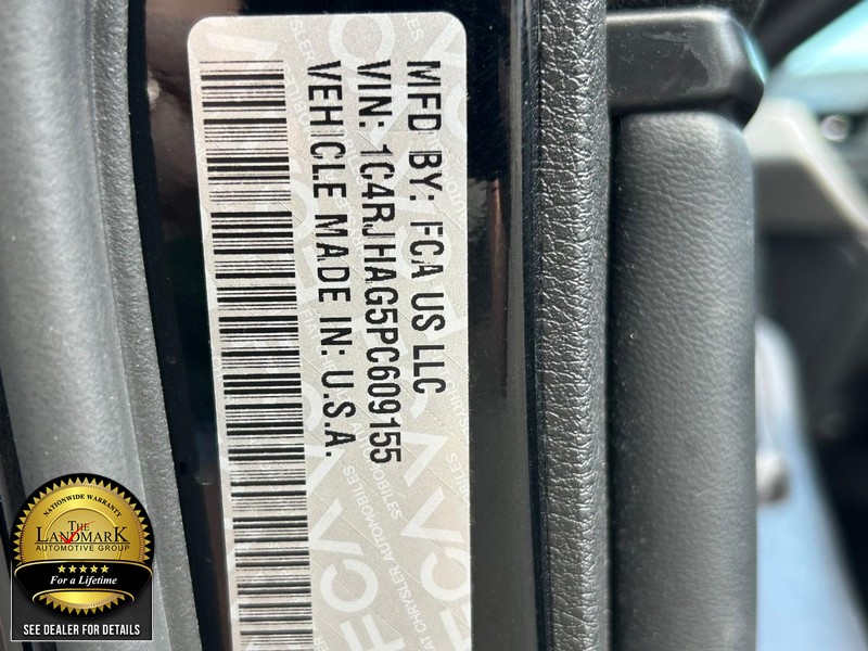 Jeep Grand Cherokee Vehicle Full-screen Gallery Image 21