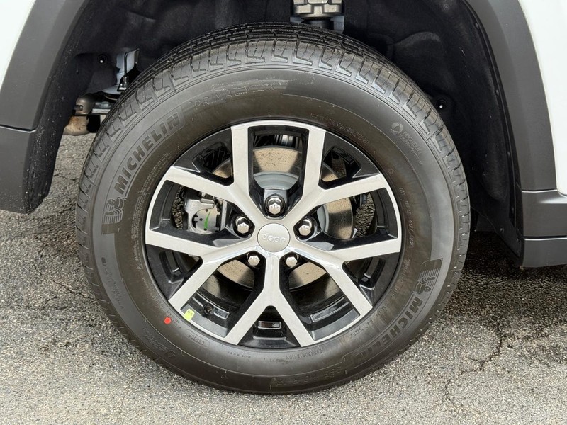 Jeep Grand Cherokee Vehicle Full-screen Gallery Image 4