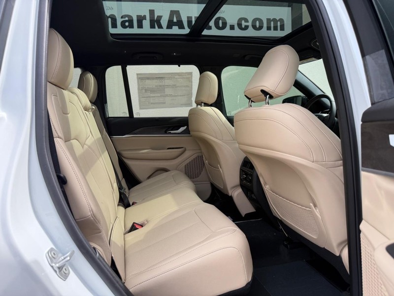 Jeep Grand Cherokee Vehicle Full-screen Gallery Image 5