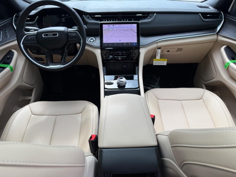 Jeep Grand Cherokee Vehicle Full-screen Gallery Image 8