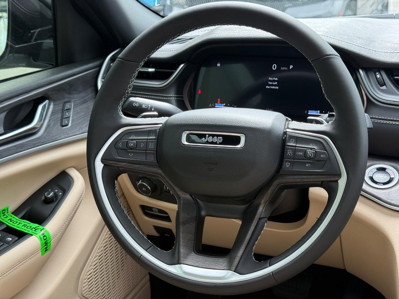 Jeep Grand Cherokee Vehicle Full-screen Gallery Image 9