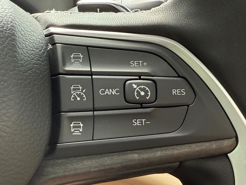 Jeep Grand Cherokee Vehicle Full-screen Gallery Image 11