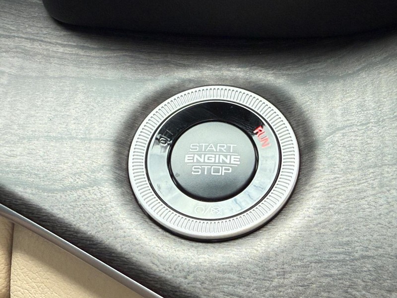 Jeep Grand Cherokee Vehicle Full-screen Gallery Image 12