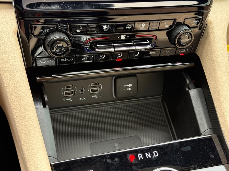 Jeep Grand Cherokee Vehicle Full-screen Gallery Image 16