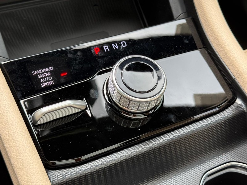 Jeep Grand Cherokee Vehicle Full-screen Gallery Image 17