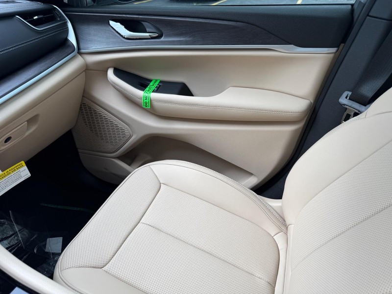 Jeep Grand Cherokee Vehicle Full-screen Gallery Image 18