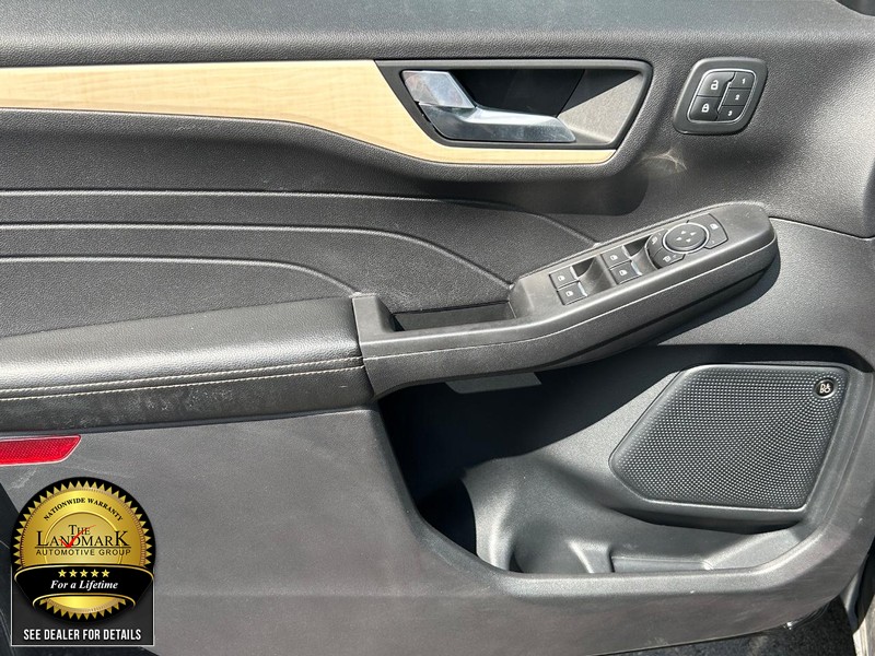 Ford Escape Vehicle Full-screen Gallery Image 8