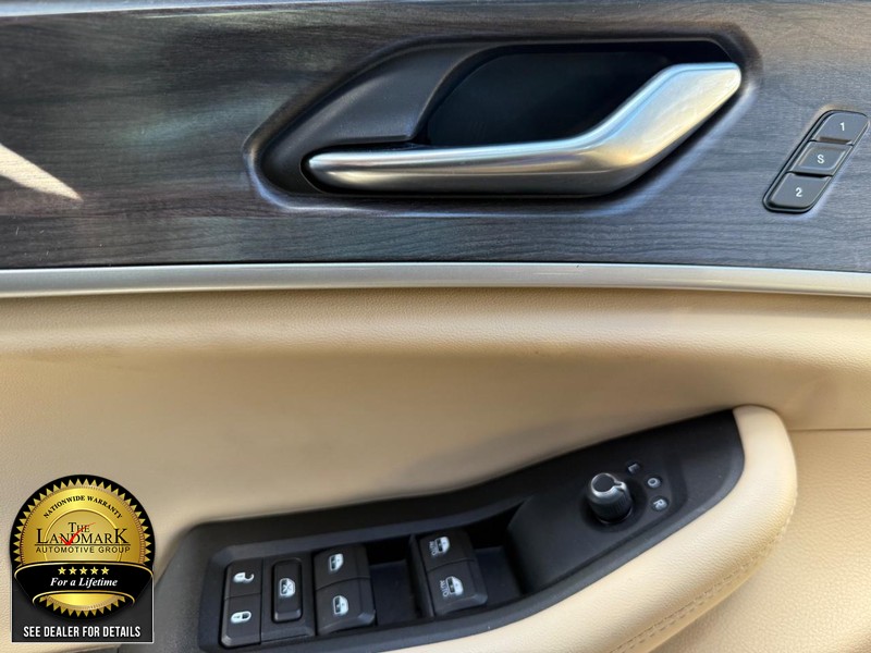 Jeep Grand Cherokee L Vehicle Full-screen Gallery Image 8