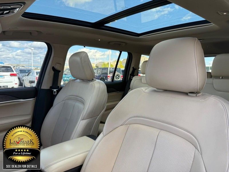 Jeep Grand Cherokee L Vehicle Full-screen Gallery Image 9