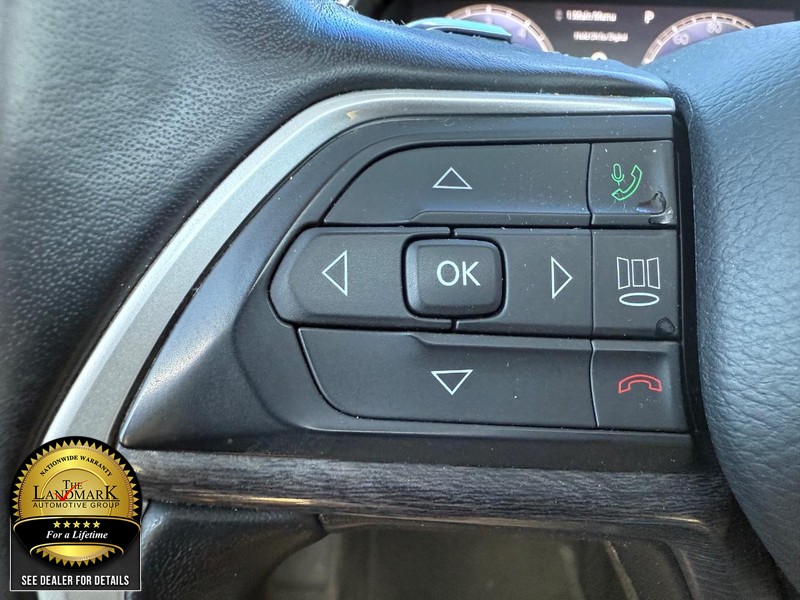 Jeep Grand Cherokee L Vehicle Full-screen Gallery Image 10