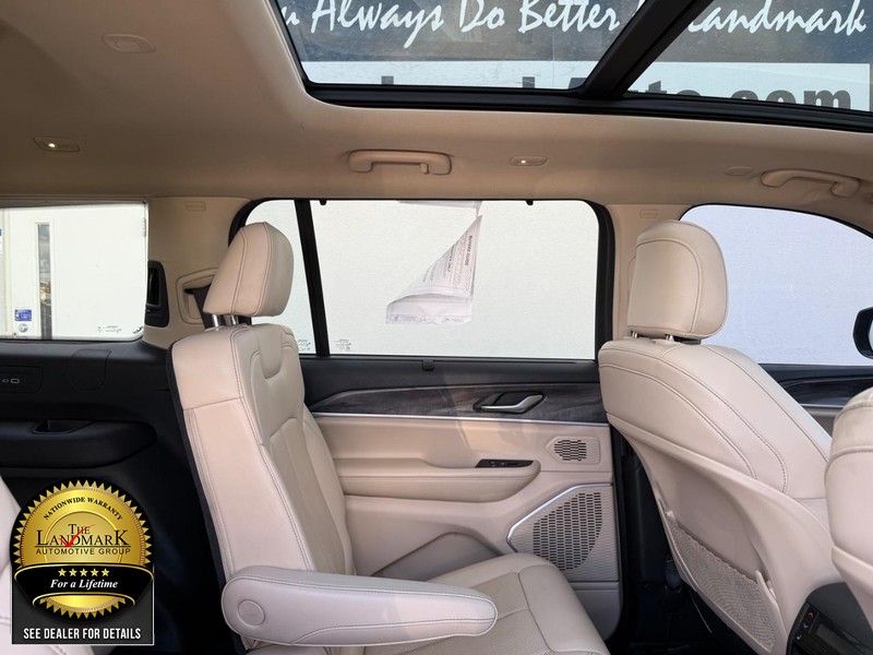 Jeep Grand Cherokee L Vehicle Full-screen Gallery Image 16