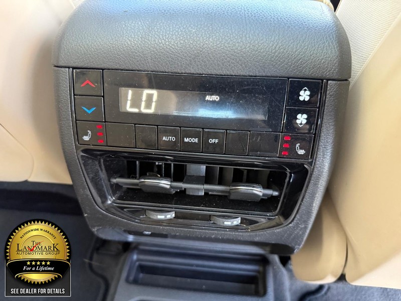 Jeep Grand Cherokee L Vehicle Full-screen Gallery Image 17