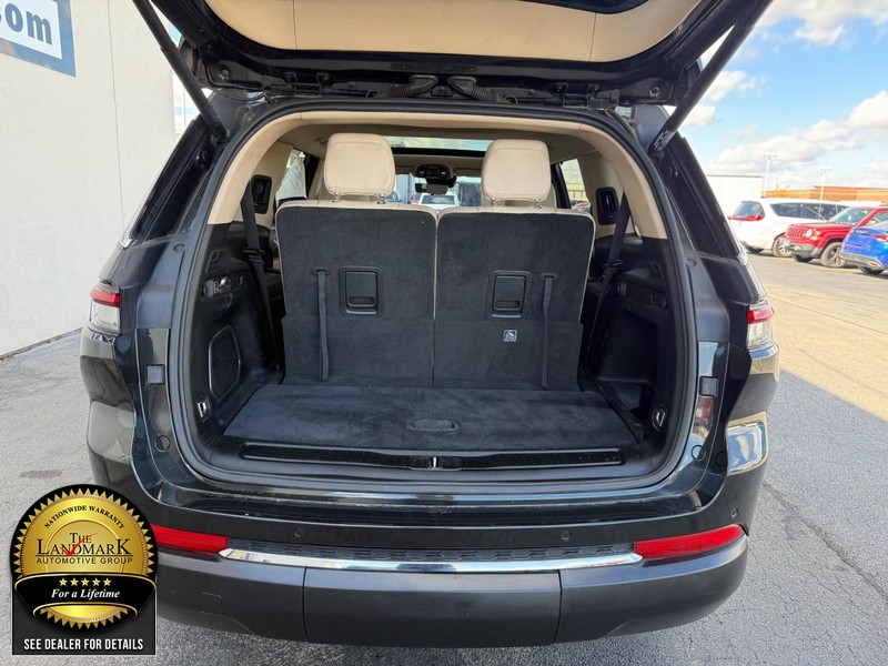 Jeep Grand Cherokee L Vehicle Full-screen Gallery Image 22