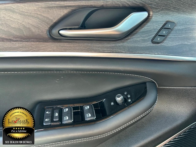 Jeep Grand Cherokee L Vehicle Full-screen Gallery Image 8