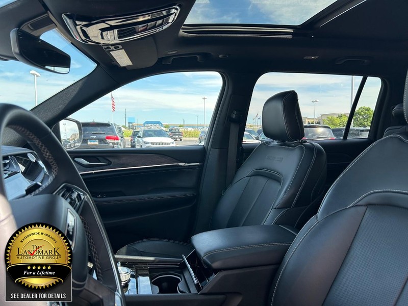 Jeep Grand Cherokee L Vehicle Full-screen Gallery Image 9