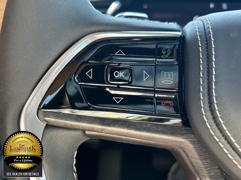 Jeep Grand Cherokee L Vehicle Full-screen Gallery Image 10