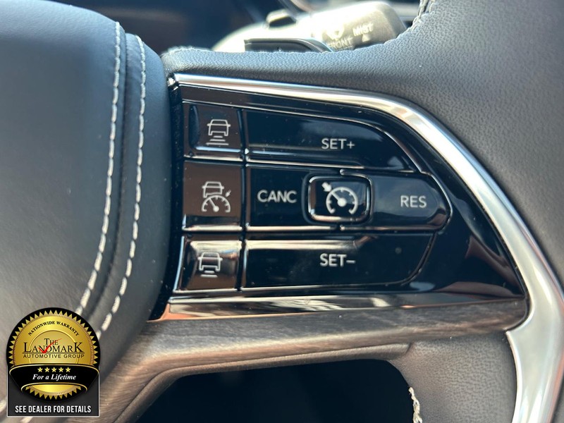 Jeep Grand Cherokee L Vehicle Full-screen Gallery Image 11