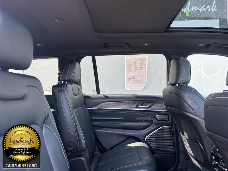 Jeep Grand Cherokee L Vehicle Full-screen Gallery Image 15