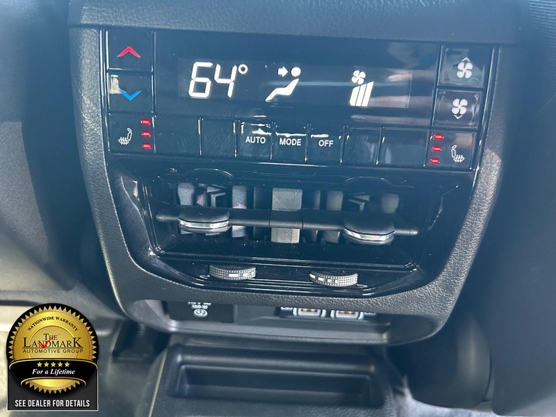 Jeep Grand Cherokee L Vehicle Full-screen Gallery Image 16