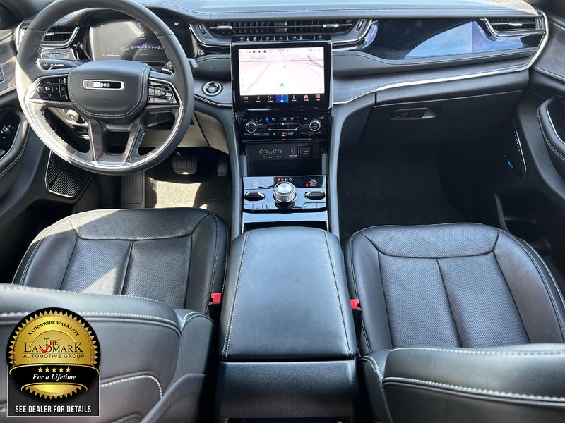 Jeep Grand Cherokee L Vehicle Full-screen Gallery Image 18