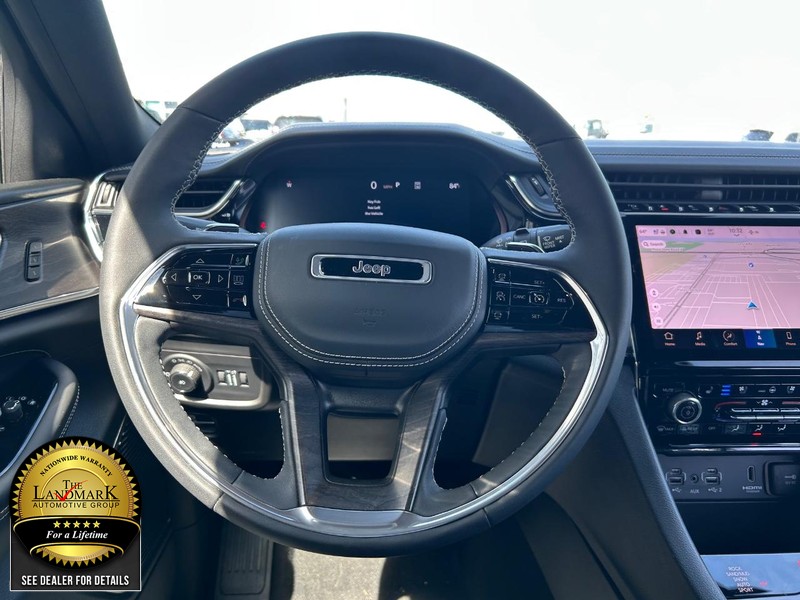 Jeep Grand Cherokee L Vehicle Full-screen Gallery Image 19