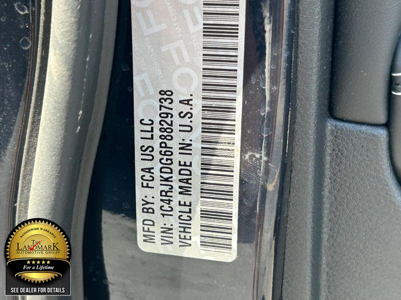 Jeep Grand Cherokee L Vehicle Full-screen Gallery Image 23