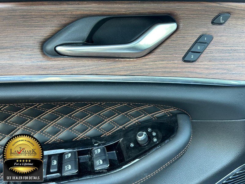 Jeep Grand Cherokee L Vehicle Full-screen Gallery Image 8