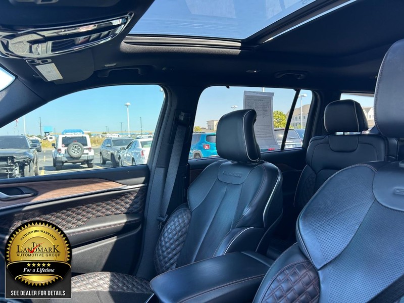 Jeep Grand Cherokee L Vehicle Full-screen Gallery Image 9