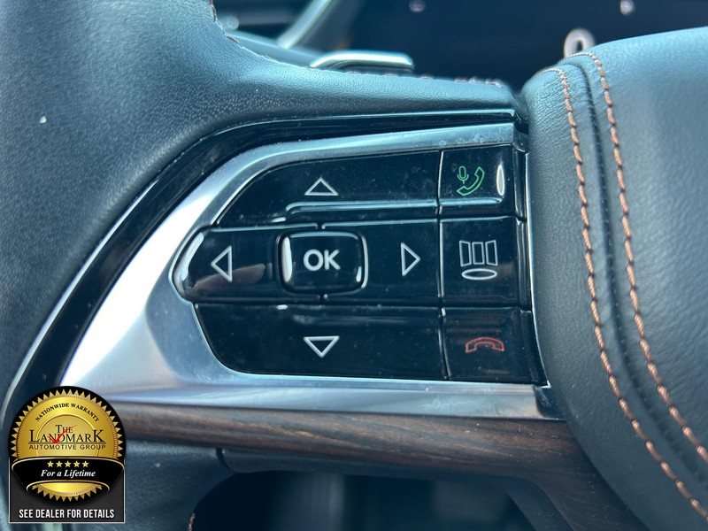 Jeep Grand Cherokee L Vehicle Full-screen Gallery Image 10