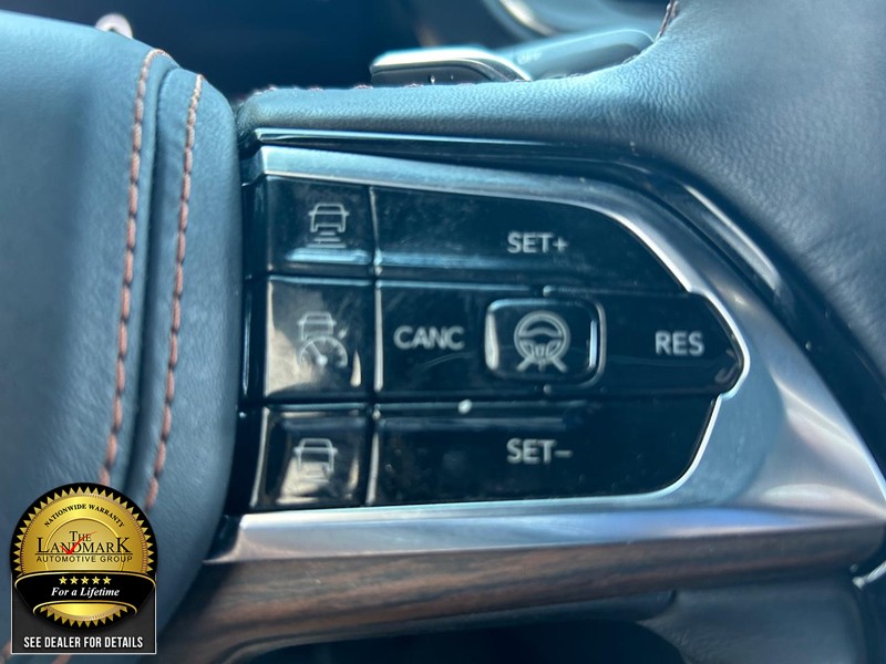 Jeep Grand Cherokee L Vehicle Full-screen Gallery Image 11