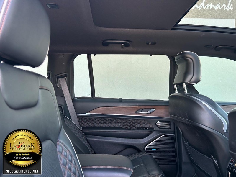 Jeep Grand Cherokee L Vehicle Full-screen Gallery Image 17