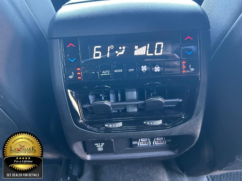 Jeep Grand Cherokee L Vehicle Full-screen Gallery Image 18