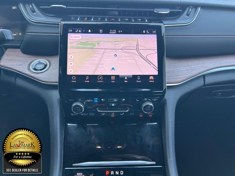 Jeep Grand Cherokee L Vehicle Full-screen Gallery Image 22