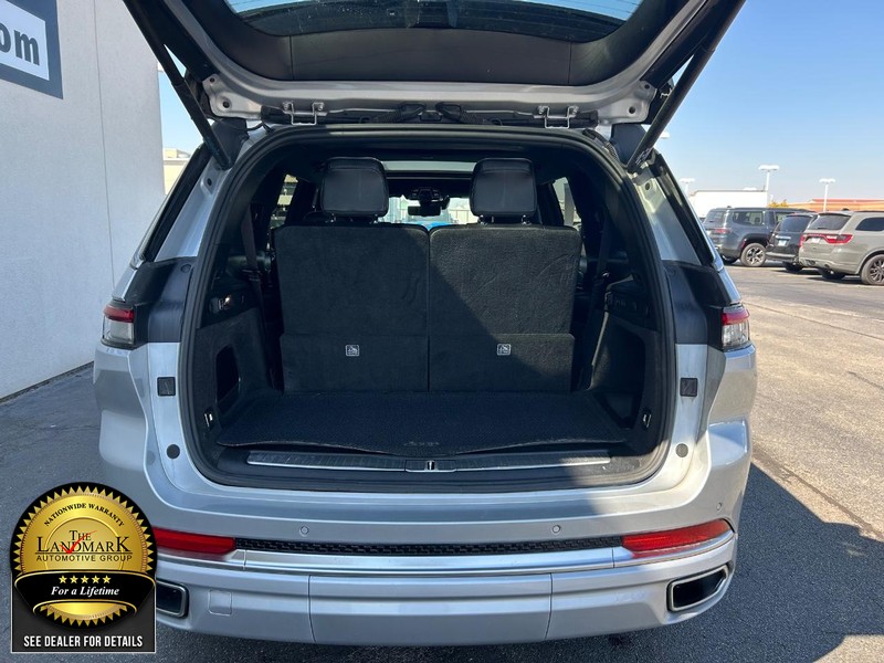 Jeep Grand Cherokee L Vehicle Full-screen Gallery Image 23