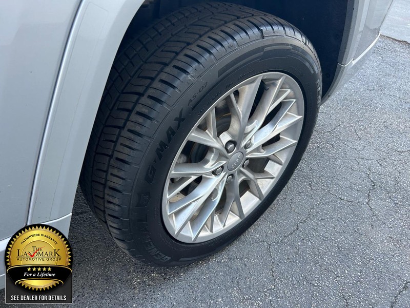 Jeep Grand Cherokee L Vehicle Full-screen Gallery Image 24