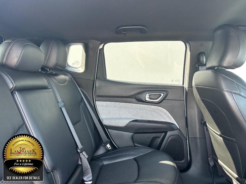 Jeep Compass Vehicle Full-screen Gallery Image 14