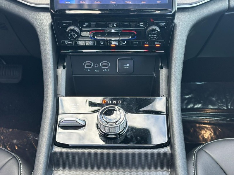 Jeep Grand Cherokee Vehicle Full-screen Gallery Image 9