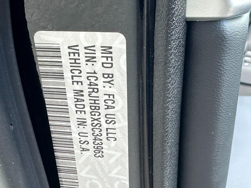 Jeep Grand Cherokee Vehicle Full-screen Gallery Image 18