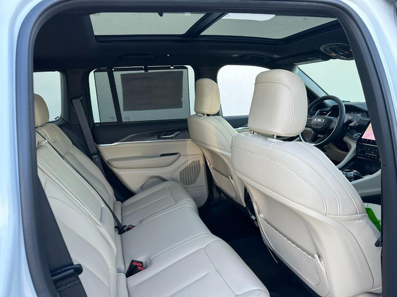 Jeep Grand Cherokee Vehicle Full-screen Gallery Image 4