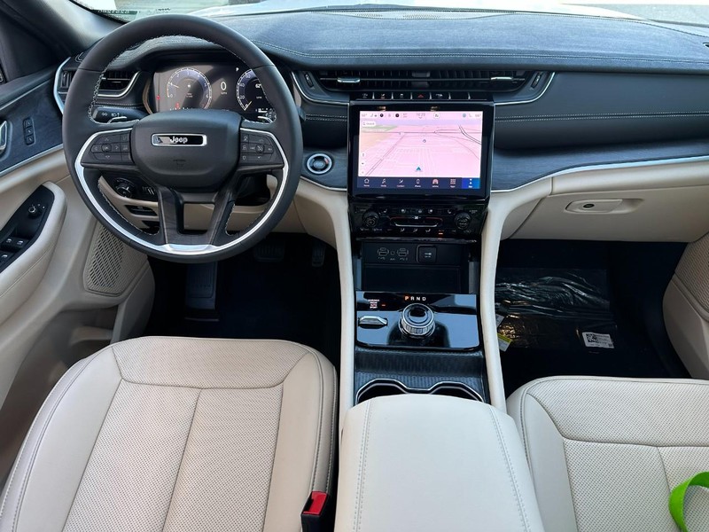 Jeep Grand Cherokee Vehicle Full-screen Gallery Image 6