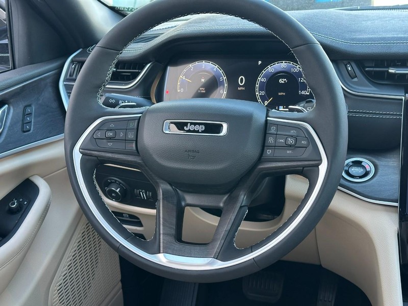 Jeep Grand Cherokee Vehicle Full-screen Gallery Image 7