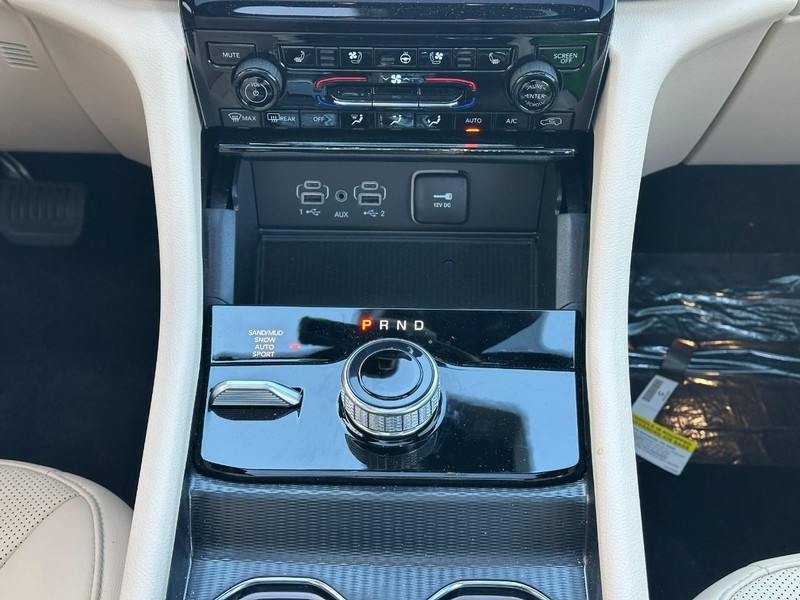 Jeep Grand Cherokee Vehicle Full-screen Gallery Image 9