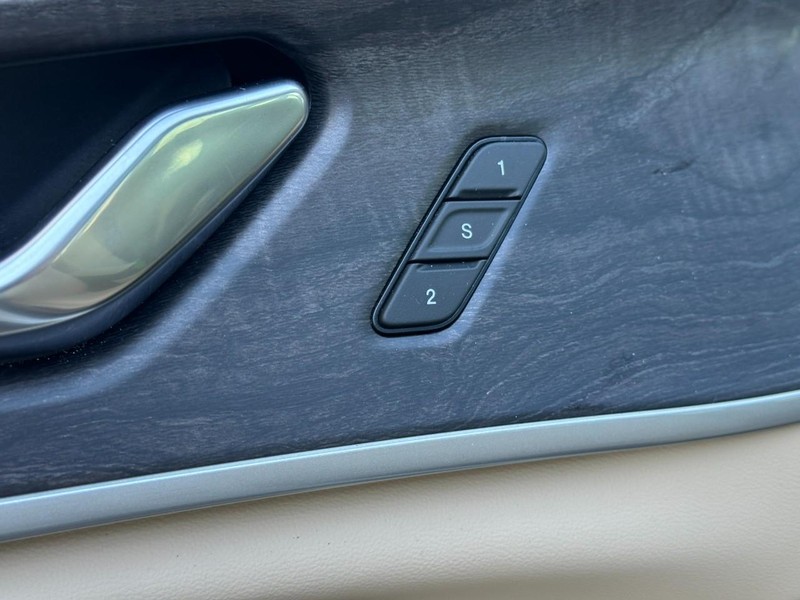 Jeep Grand Cherokee Vehicle Full-screen Gallery Image 11