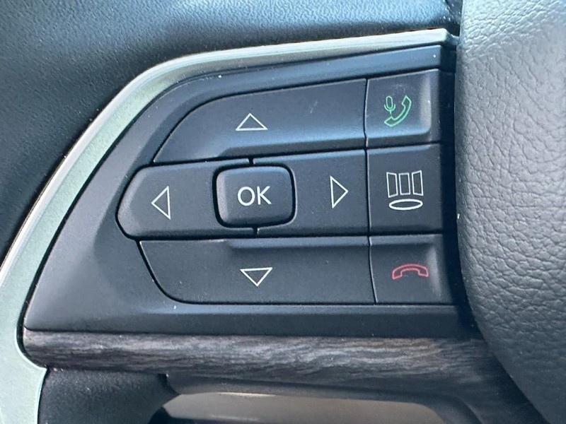 Jeep Grand Cherokee Vehicle Full-screen Gallery Image 13