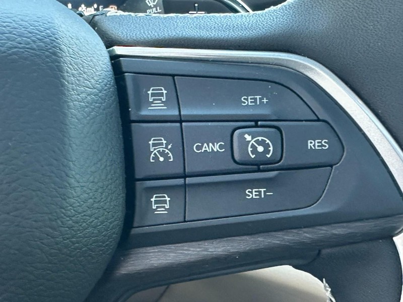 Jeep Grand Cherokee Vehicle Full-screen Gallery Image 14