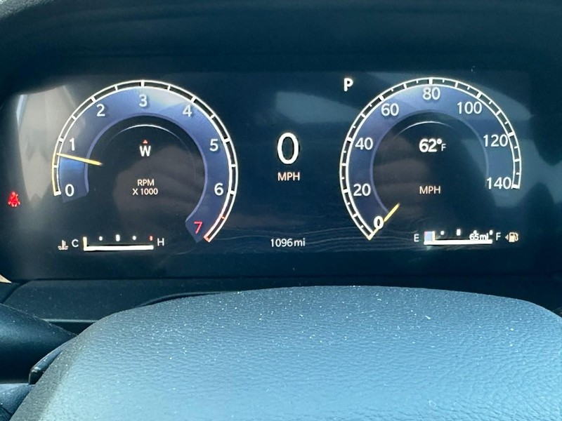 Jeep Grand Cherokee Vehicle Full-screen Gallery Image 15