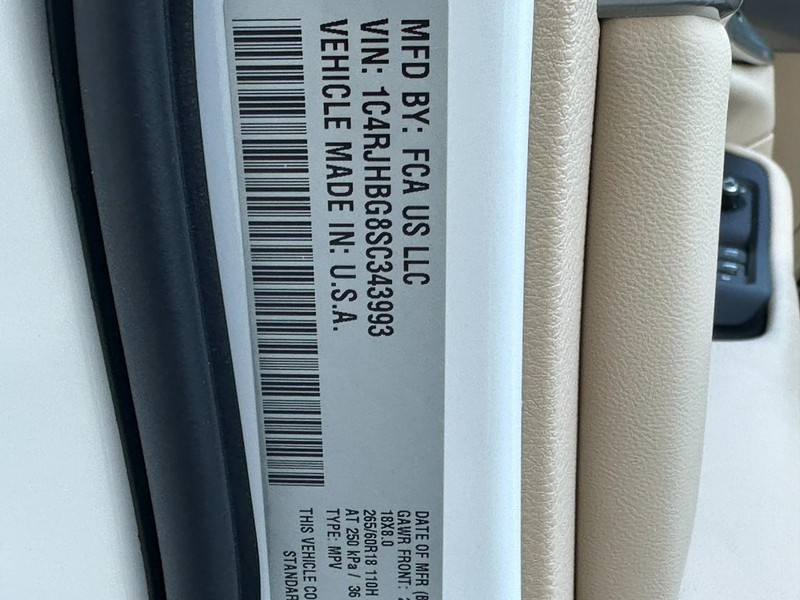 Jeep Grand Cherokee Vehicle Full-screen Gallery Image 18